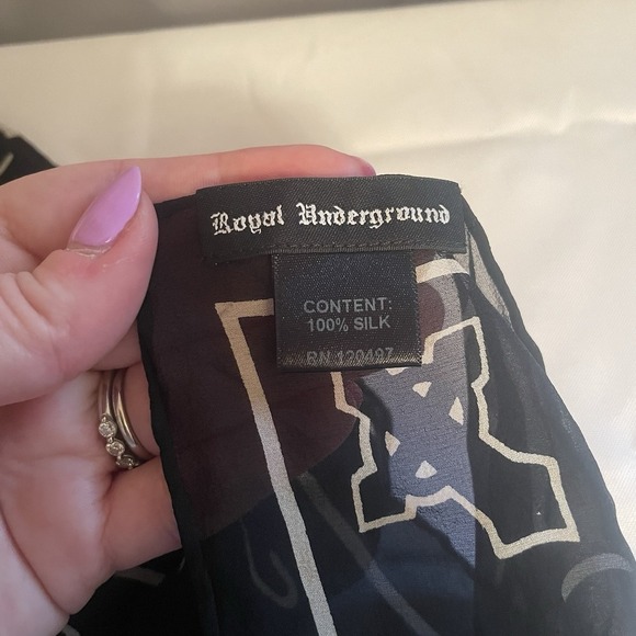 Royal Underground 100% Silk Scarf Black White Hindu Om Sign Design 44" X 42" - Picture 7 of 8